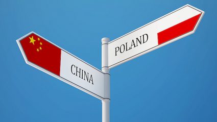 drogowskazyz napisami: Polska, Chiny