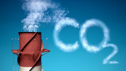 Napis CO2 z dymu unoszącego się z fabryki