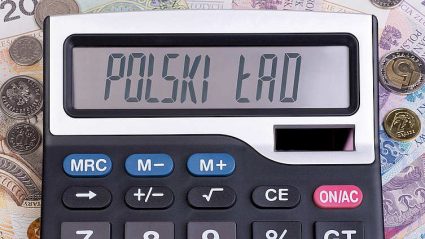 kalkulator z napisem polski ład na tle banknotów