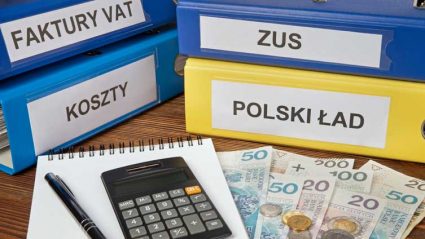 Segregatory z napisami: Polski Ład, ZUS, faktury VAT