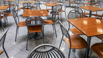 pusta restauracja, stoły, krzesła