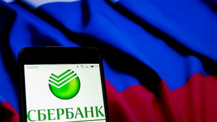 Sberbank, Rosja , napis na tle flagi