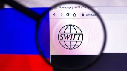 SWIFT na tle flagi Rosji