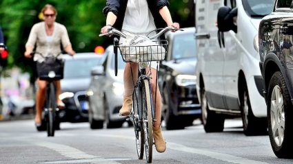 2 kobiety na rowerach, ulica, samochody