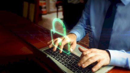 człowiek piszący na klawiaturze komputera, wirtualny obraz kłódki