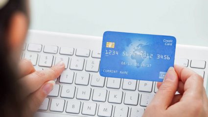 Kobieta płacąca kartą kredytową w internecie