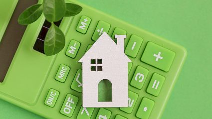 makieta zielonego domu na zielonym kalkulatorze