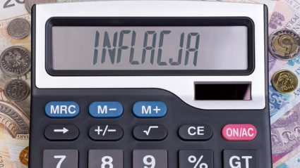 Kalkulator z napisem inflacja