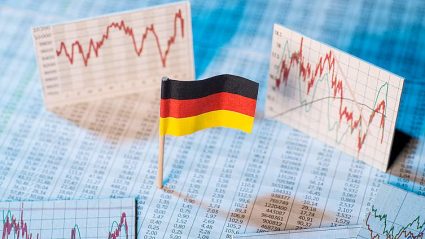 flga niemiecka na tle wydruków wskaźników ekonomicznych