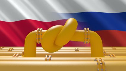 Gazociąg zawiązany w supeł na tle flag Rosji i Polski