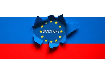 Napis sankcje na tle flagi Rosji
