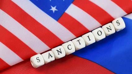 napis sankcje na tle flagi USA i Rosji