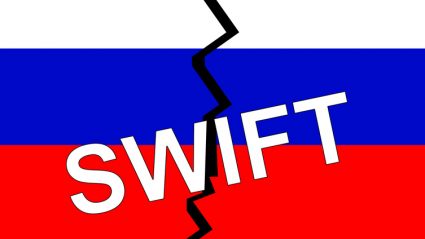 SWIFT na tle flagi Rosji