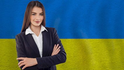 kobieta na tle flagi Ukrainy