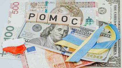 Napis pomoc i wstążka w barwach Ukrainy na tle banknotów