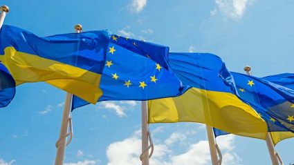 Flagi Unii Europejskiej i Ukrainy