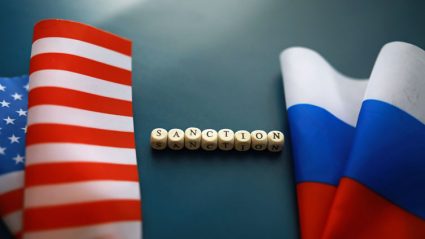 Flagi USA i Rosji i napis sankcje