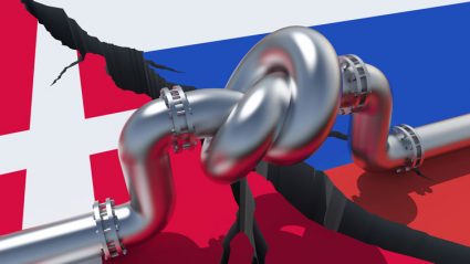 Flagi Danii i Rosji i zawiązany na supeł gazociąg