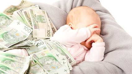 dziecko śpiące na poduszce, banknoty