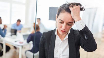 Smutna kobieta w biurze