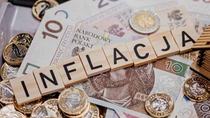 Napis inflacja na tle pieniędzy