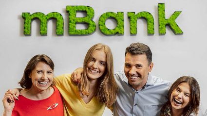 mBank napis zielony, trzy kobiety i jeden mężczyzna