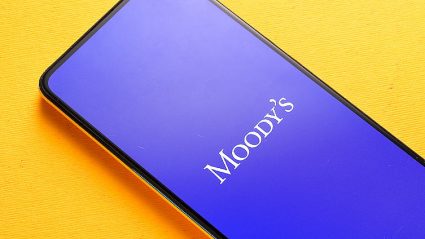 smartfon, na ekranie napis Moody"s