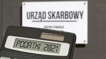 tablica z napisem Urząd skarbowy, kalkulator z napisem podatki 2021