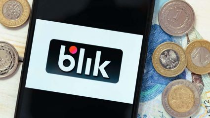 Logo BLIK na telefonie i pieniądze