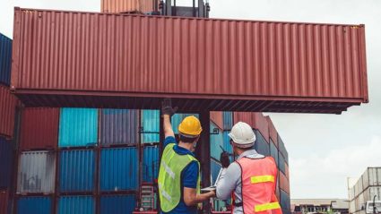Pracownicy ładujący kontenery na eksport