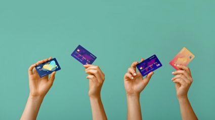 Ręce trzymające karty bankowe