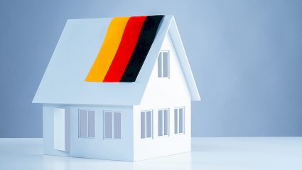 makieta domu, flaga Niemiec na tle dachu