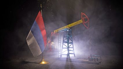 Szyb naftowy i flaga Rosji