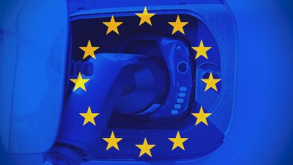 ładowanie samochodu elektrycznego w tle flaga UE