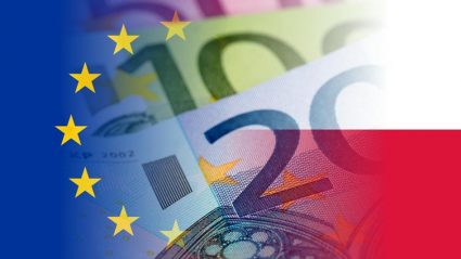 Banknoty euro na tle flag Polski i UE