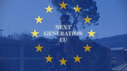 napis Next Generation EU symbolu UE, na niebieskim tle kobiety i drzewa