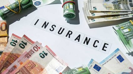 banknoty euro na stole, napis Insurance