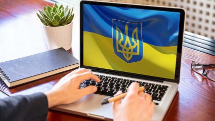 ekran laptopa z flagą Ukrainy