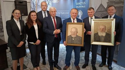 Przekazanie obrazów Kazimierza Borzyma dla Muzeum Regionalnego Ziemi Limanowskiej.