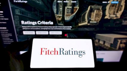 napis Fitch Ratings na ekranie smartfona