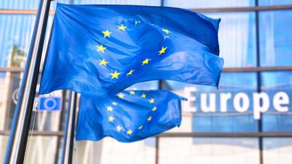 Flagi unijne przed budynkiem Komisji Europejskiej