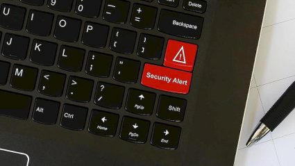 klawiatura laptopa z napisem Alert