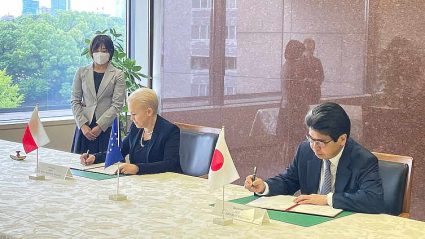 Beata Daszyńska-Muzyczka, prezes Zarządu BGK oraz Hayashi Nobumitsu, governor, JBIC, podpisują dokument MoU