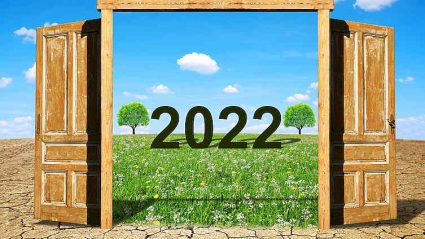 ESG, drzwi otwarte na zielone pole, napis 2022