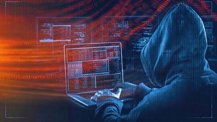 Haker, cyberprzestępca przed komputerem