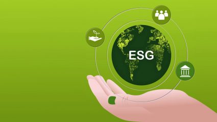Napis: ESG i ręka go trzymająca