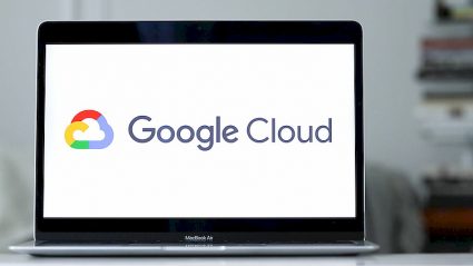 ekran laptopa z napisem Google Cloud, logo