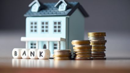 Kredyt hipoteczny - dom, pieniądze i napis bank