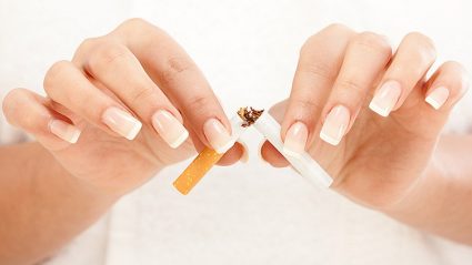 kobieta przełamuje papierosa