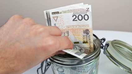 Polskie banknoty w słoiku, oszczędności